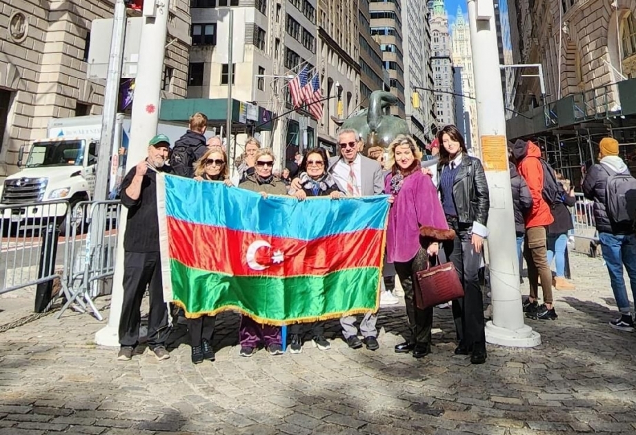 Bandera nacional de Azerbaiyán se izó en Nueva York con motivo del Día de la Restauración de la Independencia