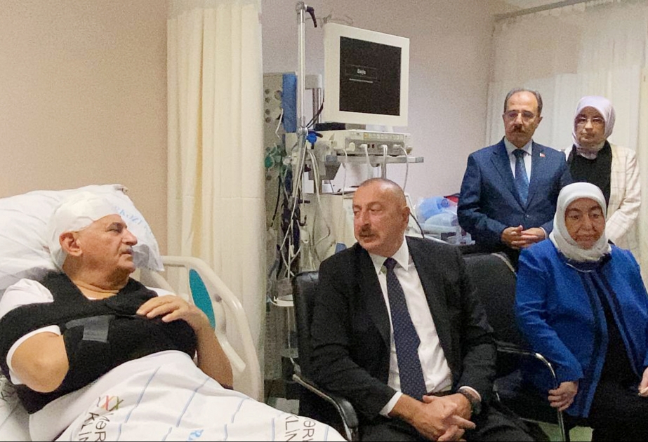 Prezident İlham Əliyev ölkəmizdə yol qəzası keçirən Binəli Yıldırıma, Şamil Ayrıma və mühafizəçi Oğuzhan Dəmirçiyə xəstəxanada baş çəkib VİDEO