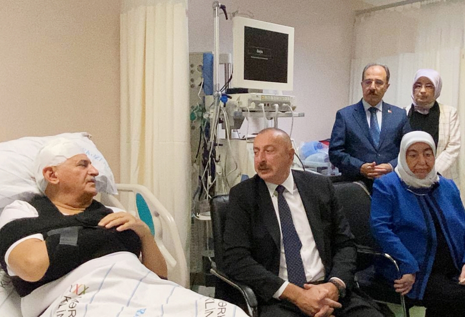 Präsident Ilham Aliyev besucht im Krankenhaus Binali Yildirim, Şamil Ayrim und Leibwächter, die in Aserbaidschan einen Verkehrsunfall hatten VIDEO