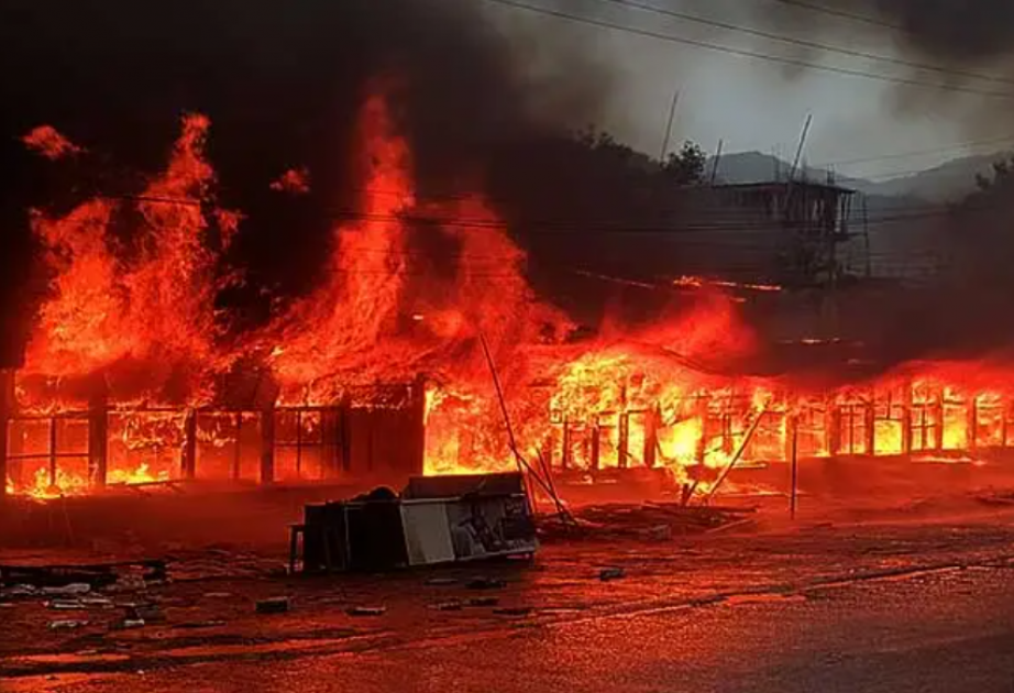 Hindistanda bazarda baş verən yanğın 700-dən çox dükanı külə döndərib VİDEO