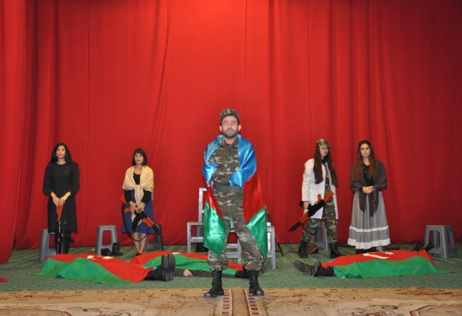 Lənkəran teatrı Biləsuvarda “Haqqın 44 günü” tamaşası ilə çıxış edib