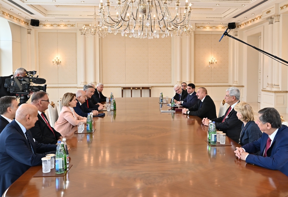 El Presidente Ilham Aliyev recibió a la delegación del Centro Internacional Nizami Ganjavi