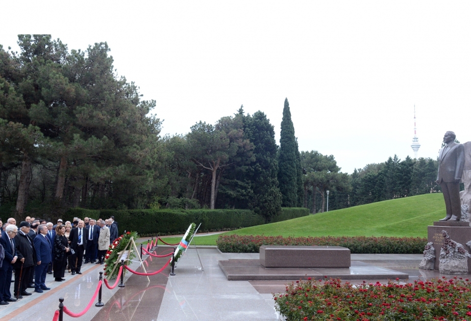 Participants of 13th congress of Azerbaijani writers visit grave of national leader Heydar Aliyev and Alley of Martyrs