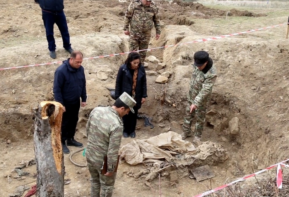 El fiscal militar inspecciona las fosas comunes encontradas en los territorios liberados