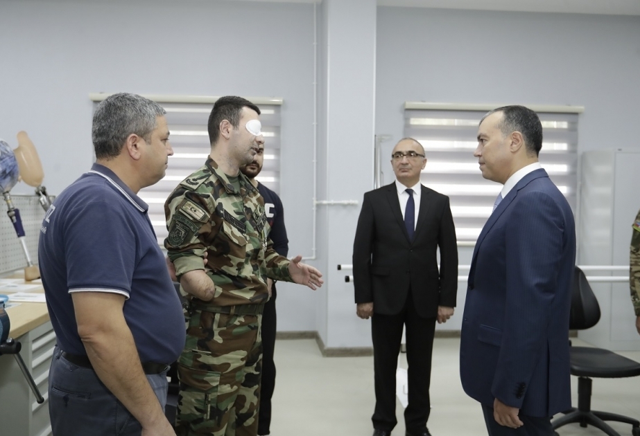 Министр труда и социальной защиты населения встретился с военнослужащими, обеспеченными высокотехнологичными протезами
