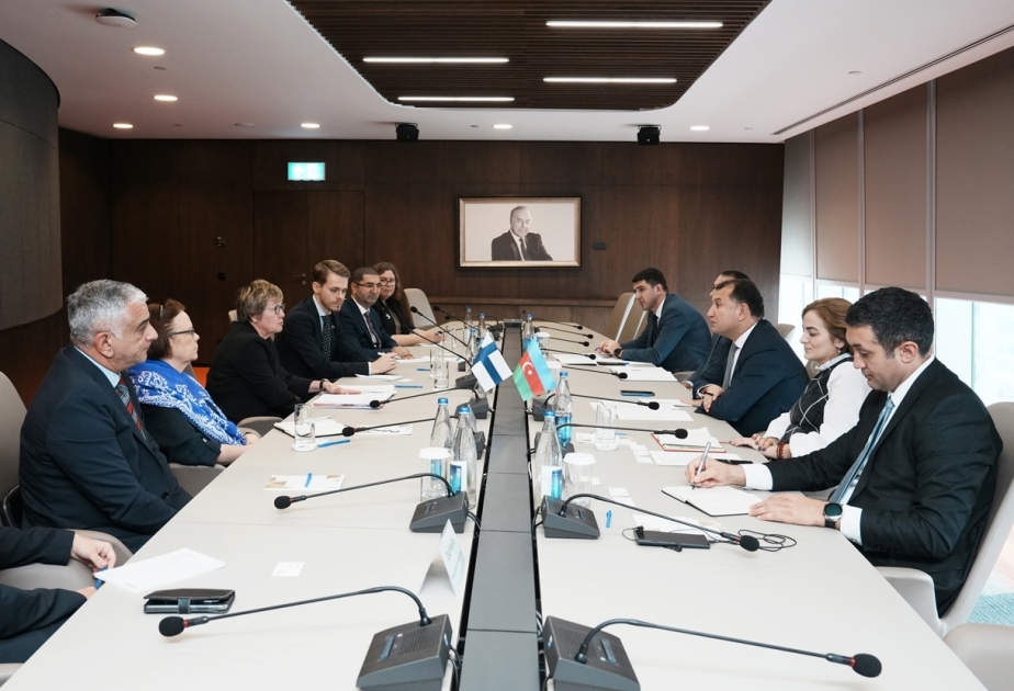 Azerbaiyán y Finlandia discuten la promoción del comercio y la inversión