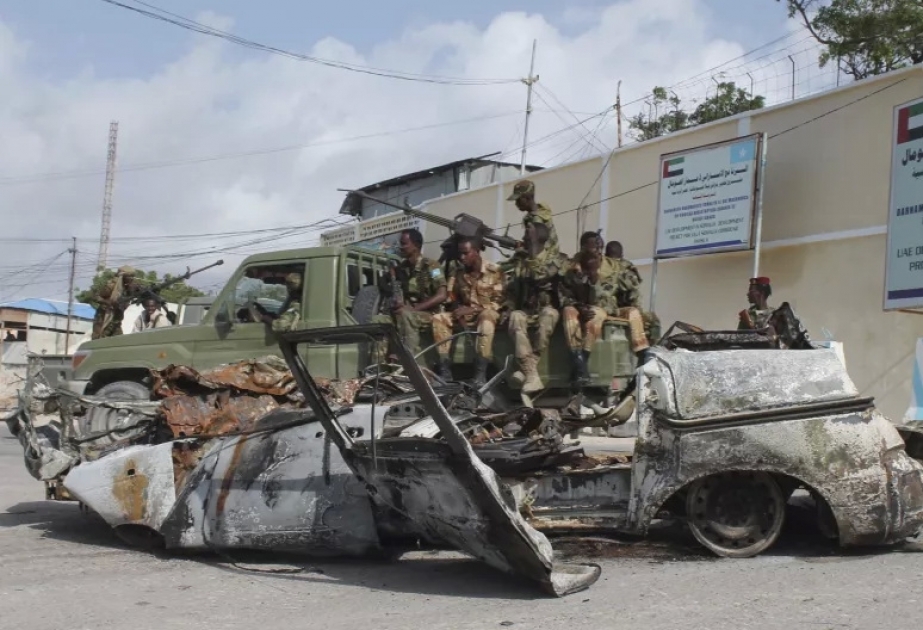 В результате взрыва двух заминированных автомобилей в Сомали погибло не менее 100 человек