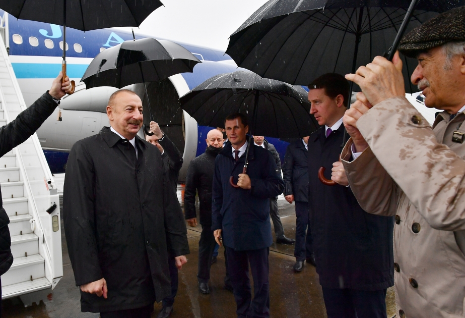 Präsident Ilham Aliyev zu Arbeitsbesuch in Sotschi angekommen VIDEO