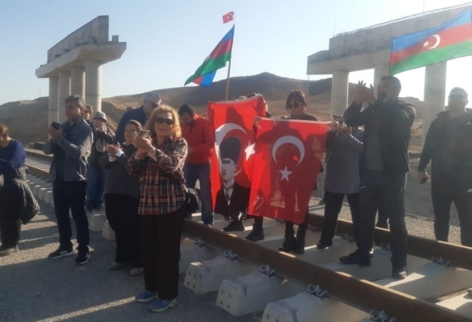 Se tocan los himnos nacionales de Türkiye y Azerbaiyán en la línea ferroviaria Horadiz-Aghband