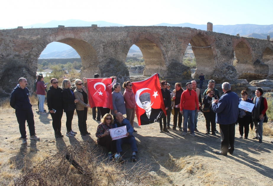 Delegation of Turkiye Travelers Club visits liberated Khudafarin Bridge