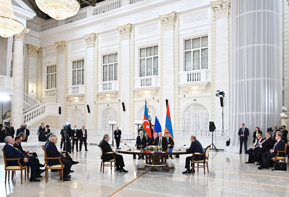 Aserbaidschans Präsident, Premierminister Armeniens und Präsident von Russland unterzeichnen Statement
