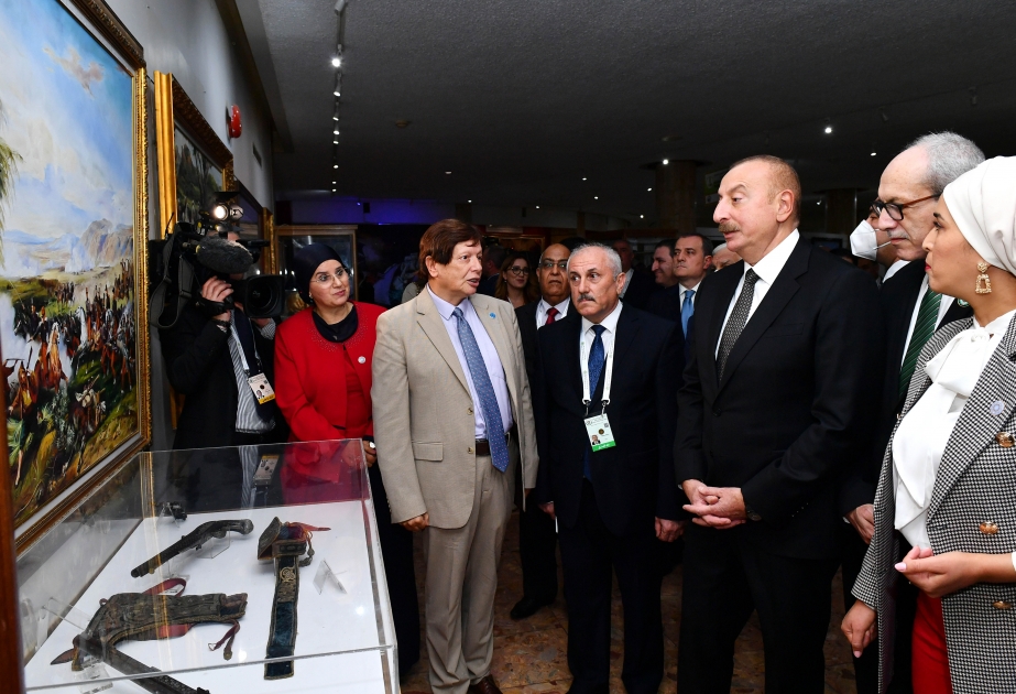 Präsident Ilham Aliyev besucht Märtyrerdenkmal und Nationales Mudschaheddin-Museum in der Hauptstadt Algerien VIDEO