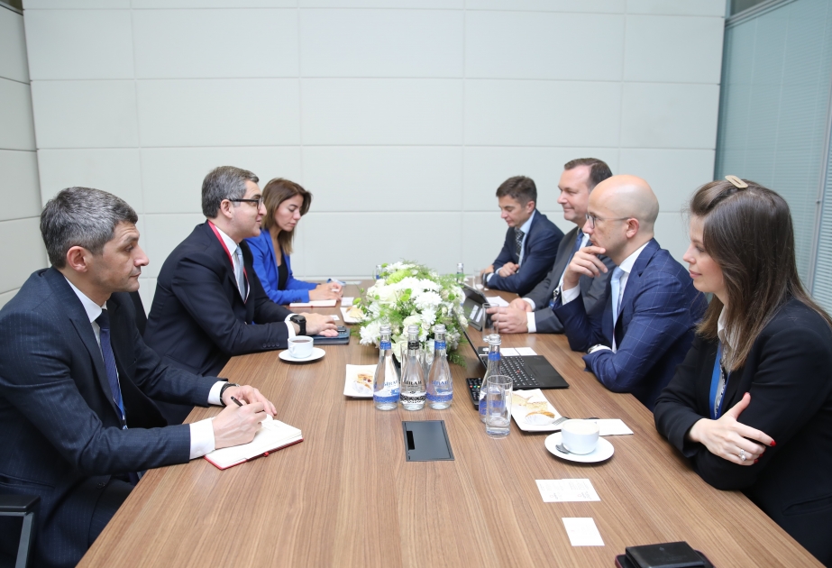讨论阿塞拜疆与欧洲商人之间合作的机遇