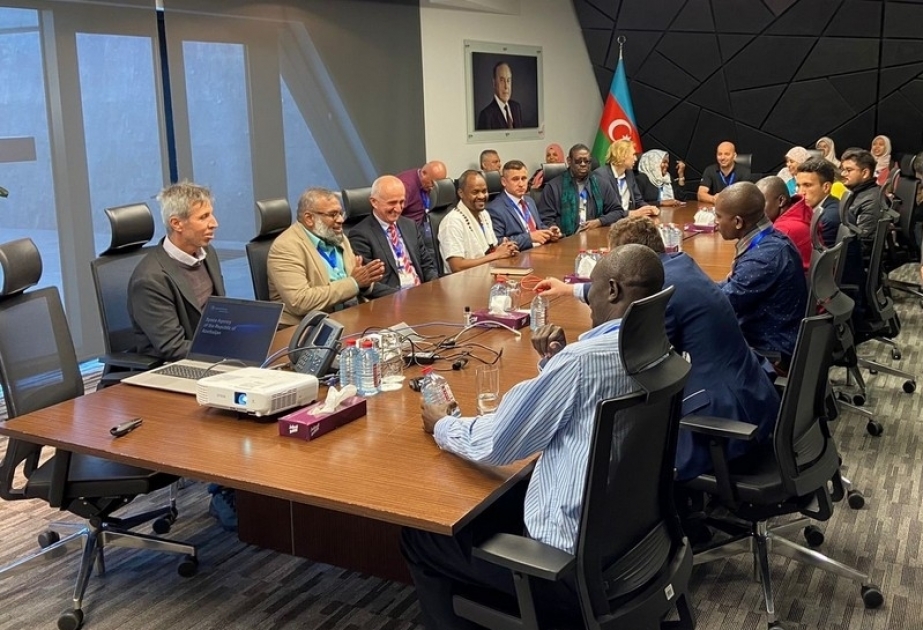 Los participantes en el evento internacional de la ONU/Azerbaiyán visitan “Azercosmos”