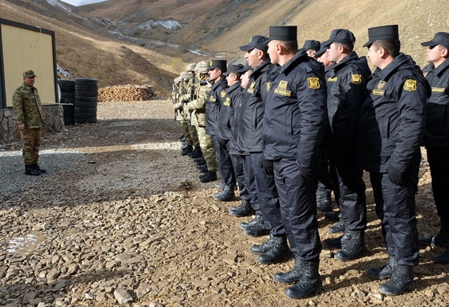 Verteidigungsminister besucht neue Standorte an der Grenze zu Armenien VIDEO