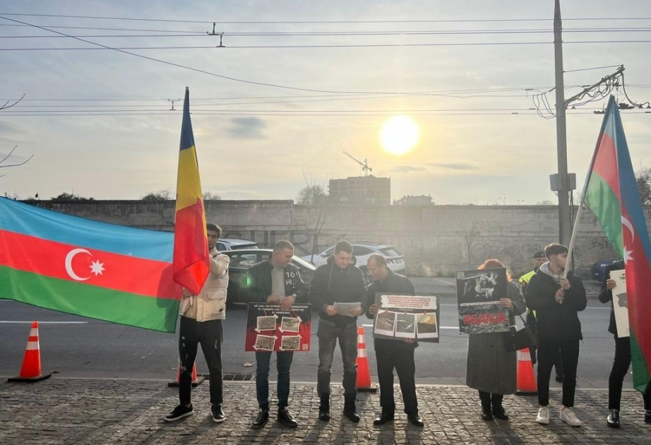 Los azerbaiyanos residentes en Moldavia hacen un piquete frente a la Embajada de Francia