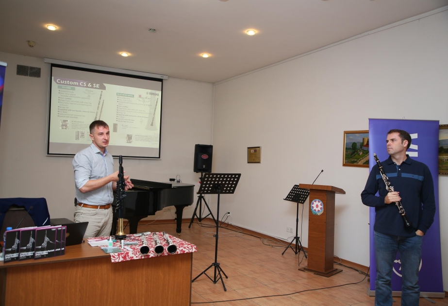 El clarinetista español impartió una clase magistral en la Academia de Música de Bakú