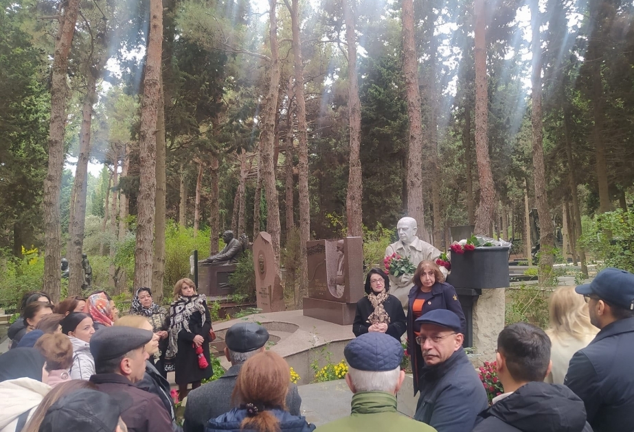 В Аллее почетного захоронения почтена память Тофика Кулиева