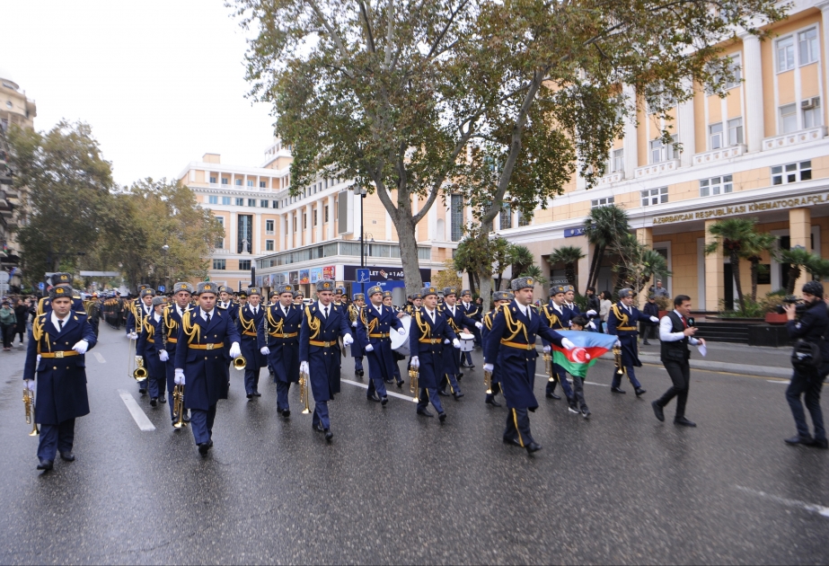 Con motivo del Día de la Victoria se celebró en Bakú una marcha acompañada de bandas militares