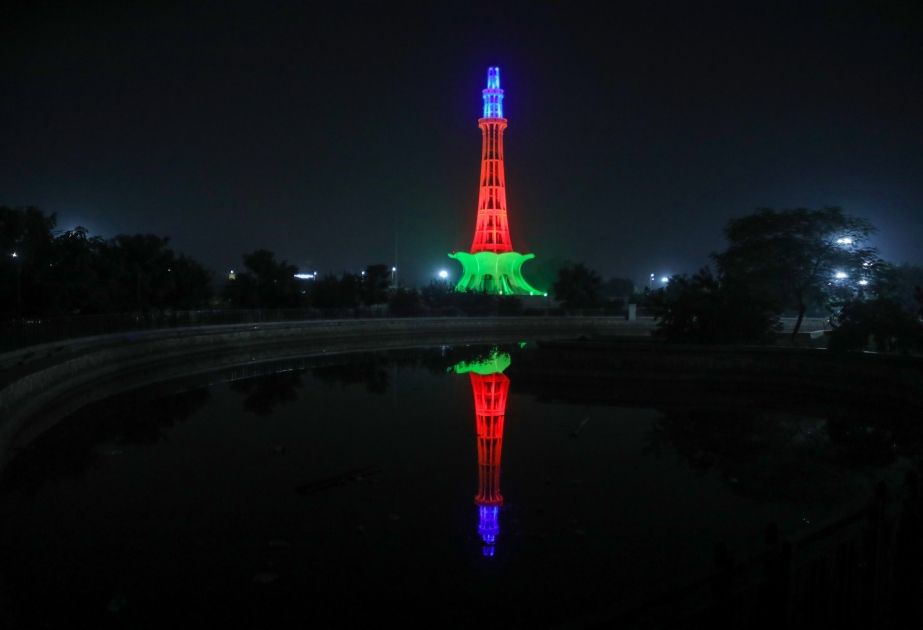 "Minar-e-Pakistan" se ilumina con los colores de la bandera de Azerbaiyán