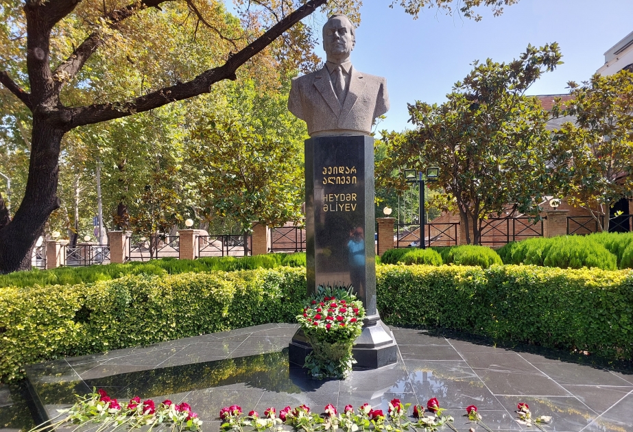 Zəfər Günü münasibətilə ulu öndər Heydər Əliyevin Tbilisidəki abidəsi ziyarət olunub
