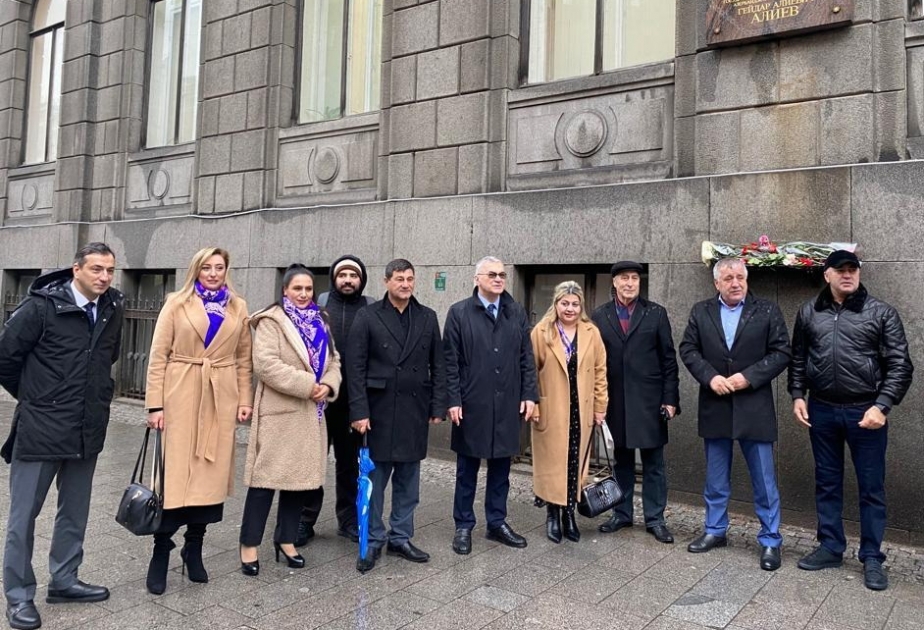 В День Победы посещен барельеф великого лидера Гейдара Алиева в Санкт-Петербурге