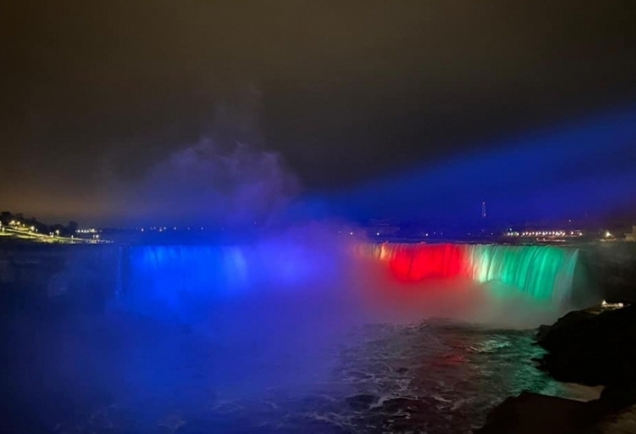 Las cataratas del Niágara se iluminan con los colores de la bandera azerbaiyana