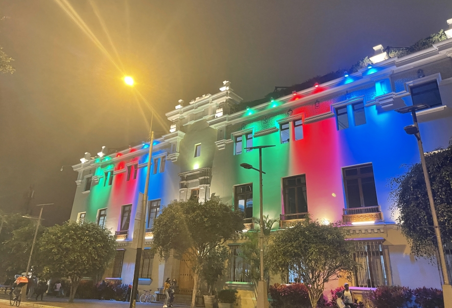 El edificio municipal de Perú se ilumina con los colores de la bandera de Azerbaiyán