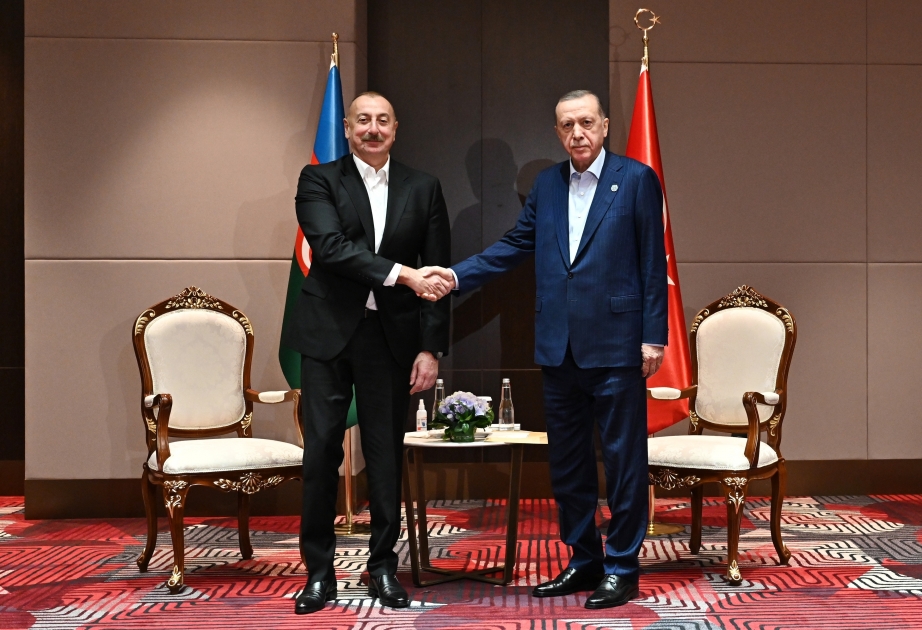 Aserbaidschans Präsident Ilham Aliyev trifft sich mit seinem türkischen Amtskollegen in Samarkand VIDEO