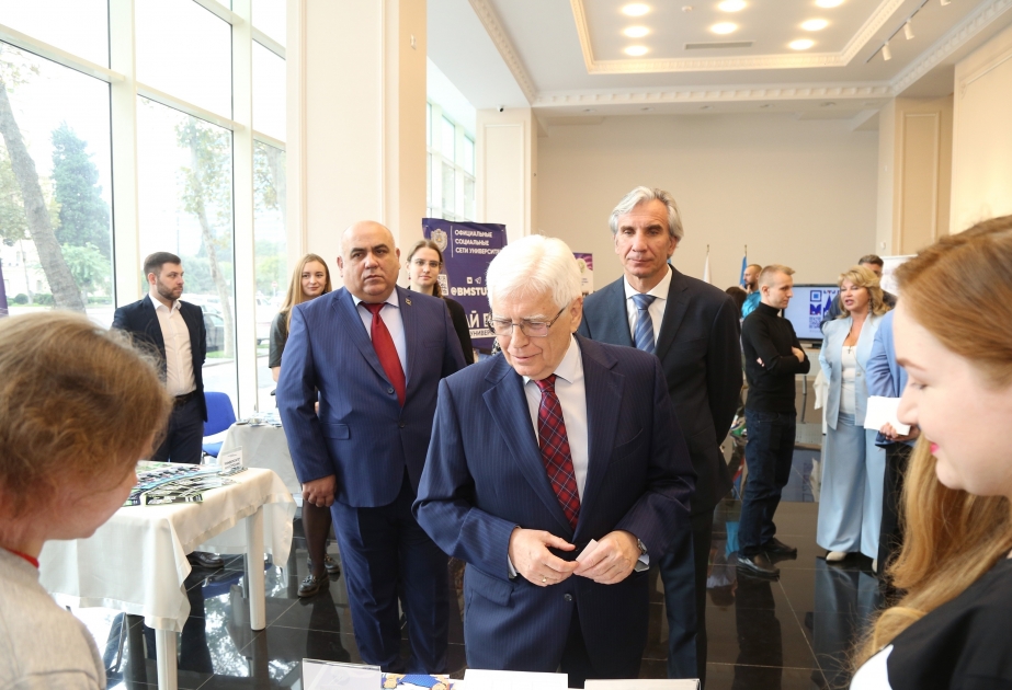 Se inaugura en Bakú una exposición de universidades rusas