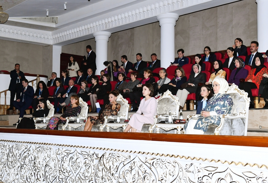 Mehriban Aliyeva besucht ein Ballett in Samarkand VIDEO