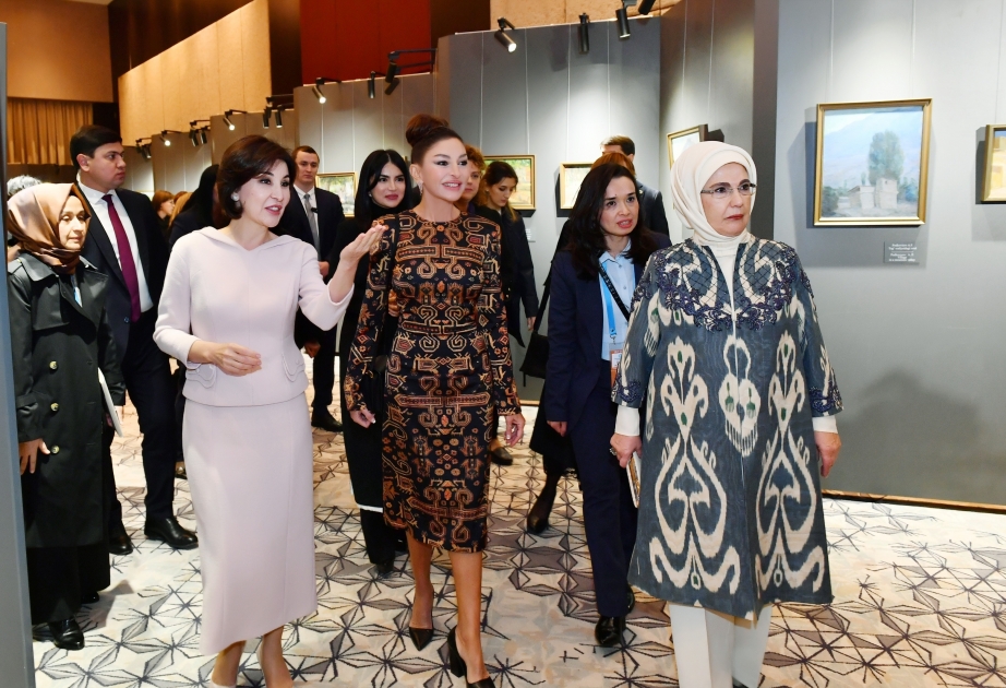 La Primera Dama de Azerbaiyán vio la exposición "Colores de Uzbekistán" en Samarcanda