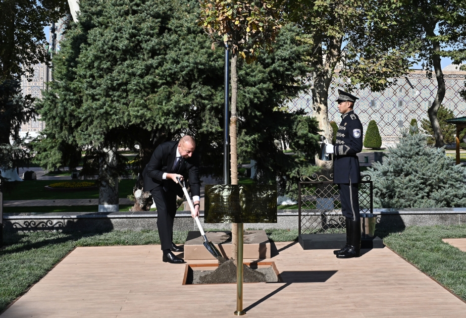 Am Gipfel teilnehmende Staats- und Regierungschefs pflanzten einen Baum auf dem Platz “Registan“ in Samarkand VIDEO