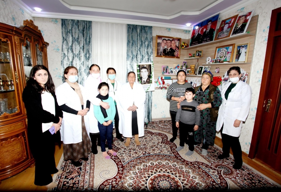 Tərtər Rayon Mərkəzi Xəstəxanasının həkim briqadası Vətən müharibəsi şəhidinin ailəsini ziyarət edib