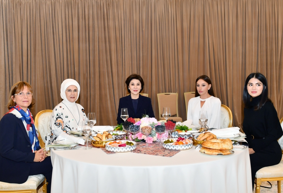 Mehriban Aliyeva prend part à un déjeuner à Samarcande VIDEO