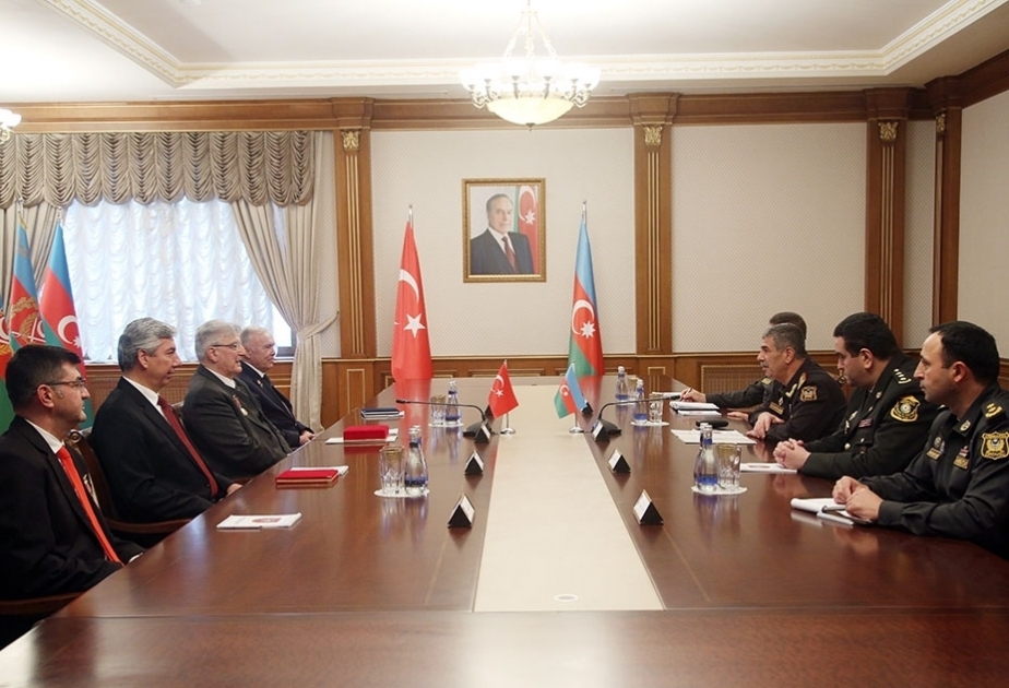 Verteidigungsminister trifft mit Leitern militärisch orientierten NGOs von Türkiye zusammen