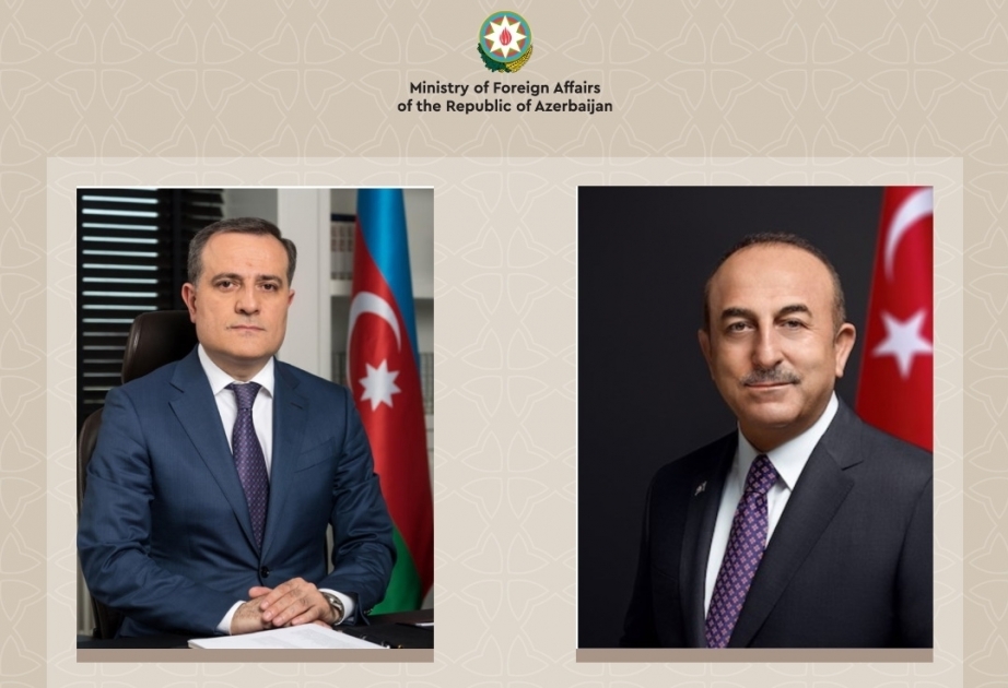 Aserbaidschanische und türkische Chefdiplomaten führen Telefonat