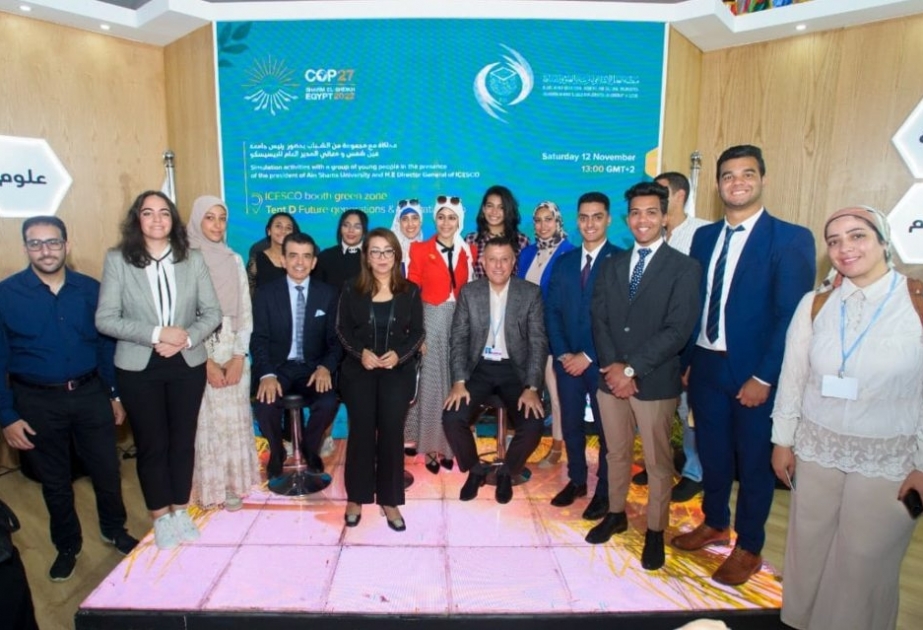 Le Directeur général de l’ICESCO, le Président de l’Université Ain Shams et la Secrétaire générale adjointe de l’ONU modèrent une discussion avec les jeunes lors de la COP27