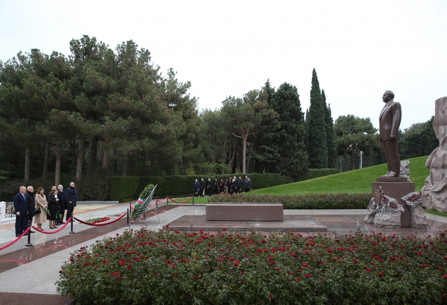 宪法法院工作人员拜谒伟大领袖盖达尔·阿利耶夫墓