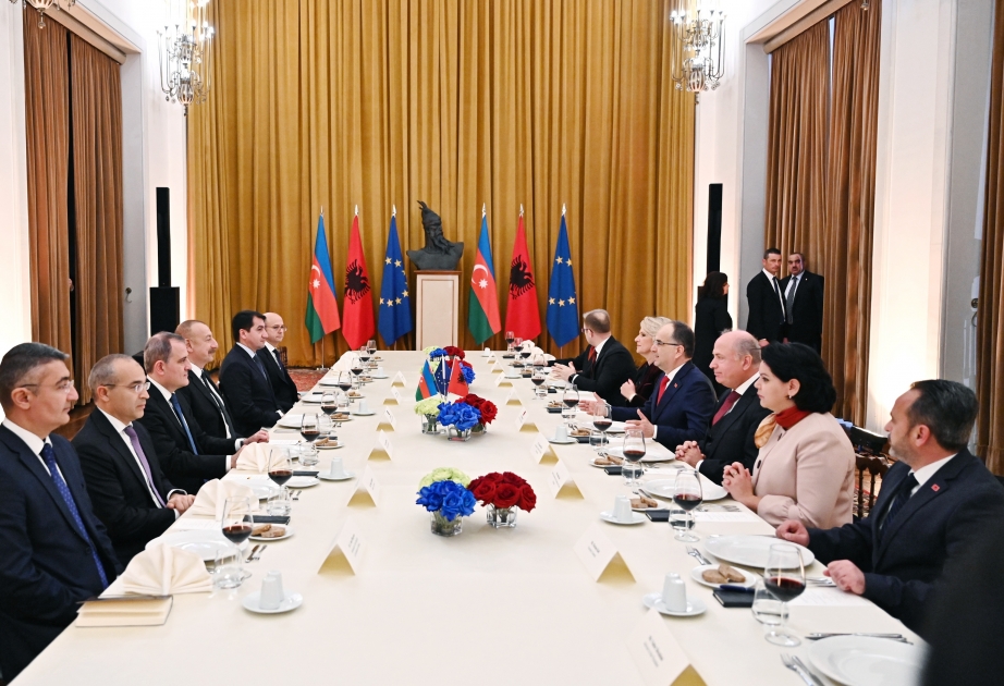 В ходе официального ланча состоялась встреча президентов Азербайджана и Албании в расширенном составе ВИДЕО