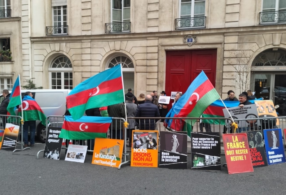 Franceses de origen azerbaiyano protestan ante el Senado francés