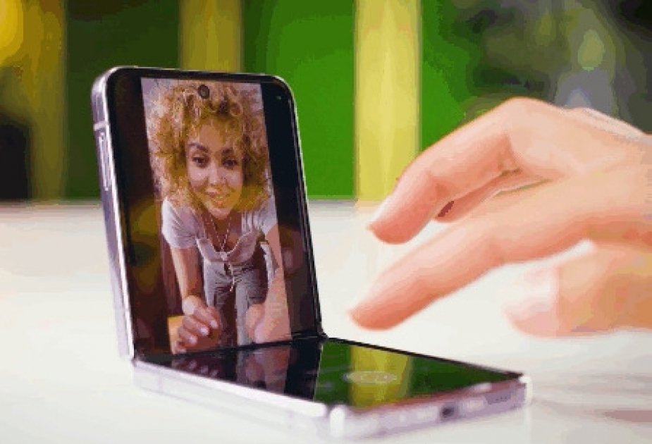 ®  Мощность, изящность и мультифункциональность – какой будет ваша реакция на работу с Galaxy Z Flip4?