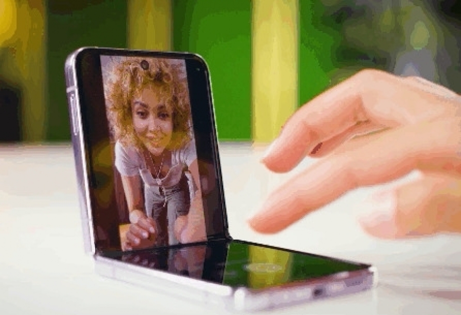 ®  Güc, zəriflik və çox multifunksionallıq. “Galaxy Z Flip4” ilə işləməyə reaksiyanız necə olacaq?Galaxy Z Flip4?