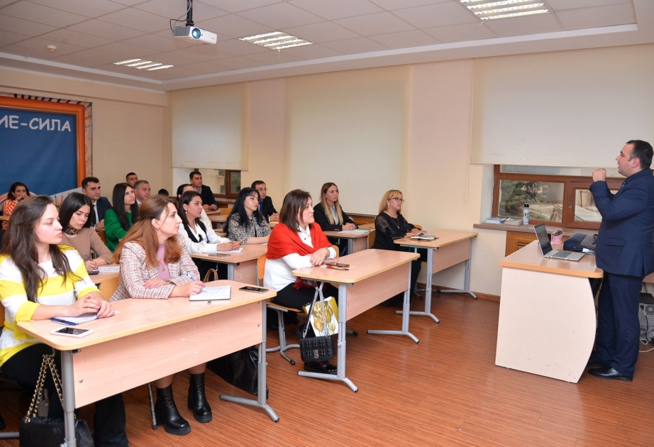 Bakı məktəblərinə direktor müavinlərinin işə qəbulu müsabiqəsindən uğurla keçən namizədlər təlimlərə cəlb olunublar