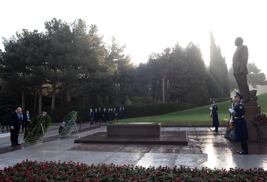 Russian PM visits grave of national leader Heydar Aliyev and Alley of Martyrs