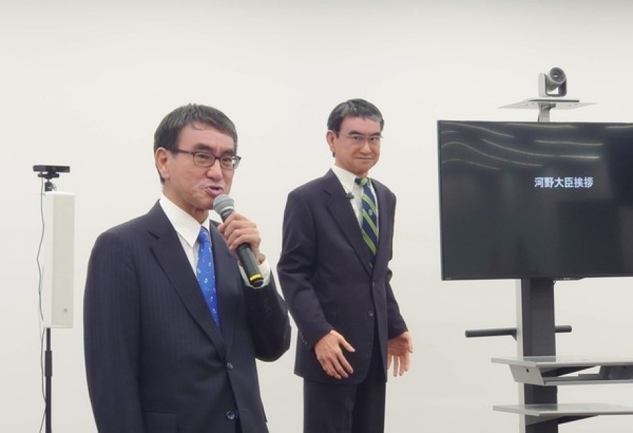 В Японии создали копию министра, чтобы он больше успевал