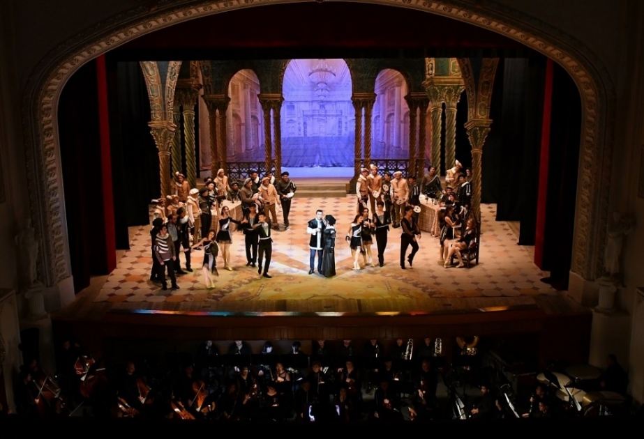 Özbək sənətçilər Bakı teatrının səhnəsində