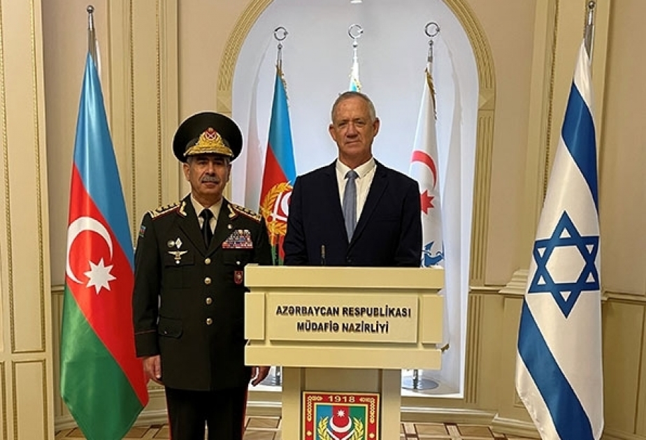 Ministros de Defensa de Azerbaiyán e Israel mantienen una conversación telefónica