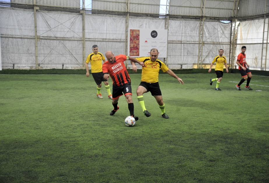 Equipo de AZERTAC comienza con una victoria en el torneo de minifútbol dedicado al centenario del gran líder Heydar Aliyev