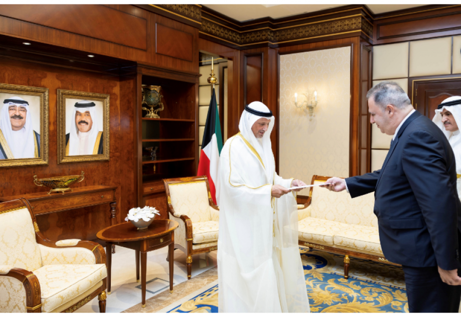 L’ambassadeur d’Azerbaïdjan au Koweït présente la copie figurée de ses lettres de créances au ministre des Affaires étrangères